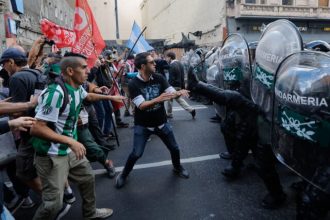 Αργεντινή: Τουλάχιστον 20 τραυματίες σε διαδηλώσεις υπέρ των συνταξιούχων