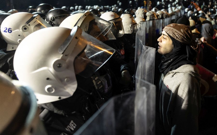 Δικαστής στην Τουρκία διέταξε την προφυλάκιση φωτορεπόρτερ του AFP για συμμετοχή σε διαδήλωση
