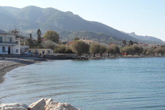 Επεισόδιο στα Αραχωβίτικα - 45χρονος απείλησε με ψαλίδι εφήβους