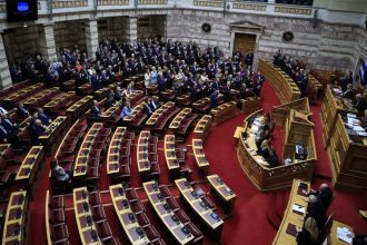 ΠΑΣΟΚ και ΣΥΡΙΖΑ ανεβάζουν θερμοκρασία ενόψει της «εβδομάδας Τεμπών» στη Βουλή