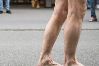 Μέθυσε και έβγαλε τα ρούχα του στην πλατεία μέρα – μεσημέρι