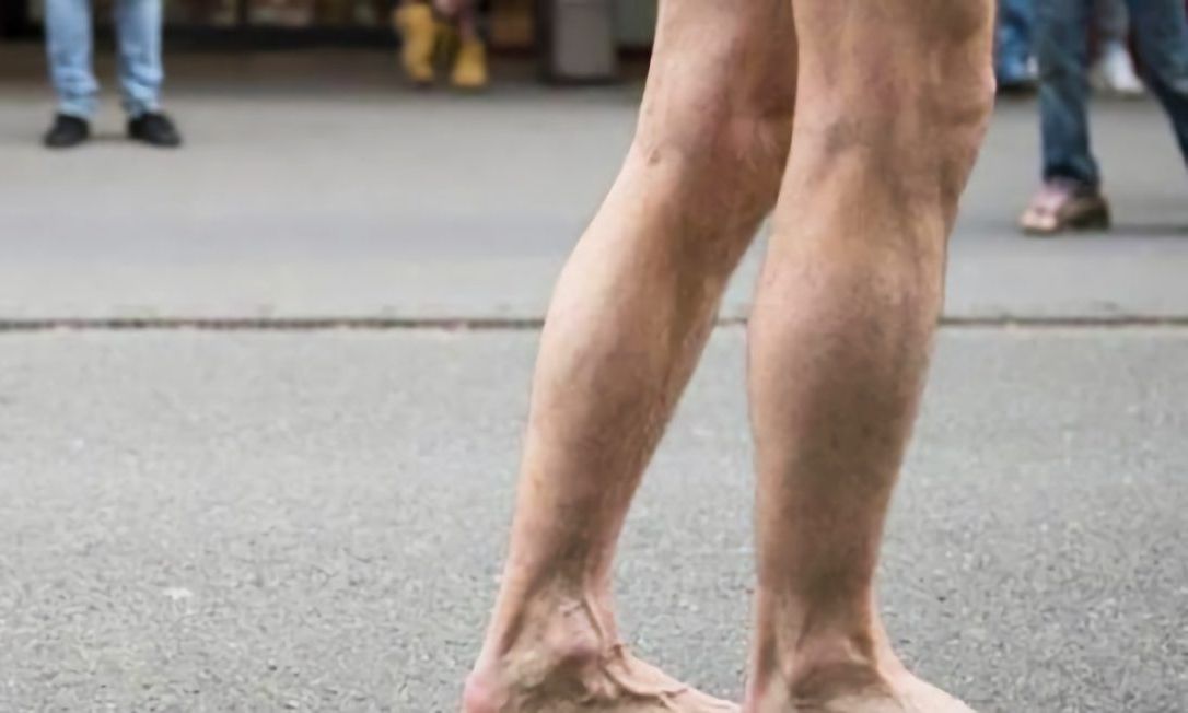 Μέθυσε και έβγαλε τα ρούχα του στην πλατεία μέρα – μεσημέρι