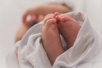 Χτύπησε τη σύντροφό του και έφυγε με το νεογέννητο βρέφος τους