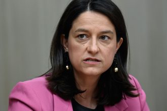 Κεραμέως: «Νέα σημαντική μείωση της ανεργίας - Στο 8,7% τον Ιανουάριο»