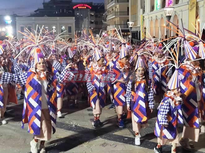 Πατρινό Καρναβάλι 2025: Η πόλη ένα ατελείωτο "ποτάμι" ξεφαντώματος! ΒΙΝΤΕΟ από την Νυχτερινή Ποδαράτη Παρέλαση