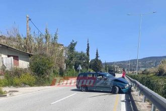 Πάτρα: Αυτοκίνητο "καρφώθηκε" σε μπάρες στην Ελευθερίου Βενιζέλου - ΦΩΤΟ