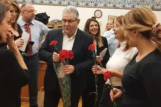 Δημήτρης Κουτσούμπας: Μοίρασε κόκκινα γαρίφαλα στις κοινοβουλευτικές συντάκτριες