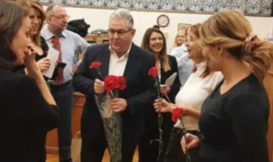 Δημήτρης Κουτσούμπας: Μοίρασε κόκκινα γαρίφαλα στις κοινοβουλευτικές συντάκτριες
