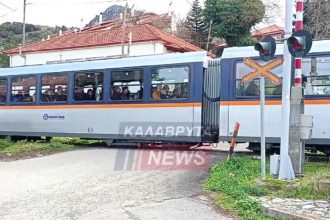 Οι μπάρες δεν κατέβηκαν, αλλά ο Οδοντωτός περνούσε - ΟΣΕ: Δεν πρόλαβαν να αγοράσουν μπαταρίες! ΒΙΝΤΕΟ