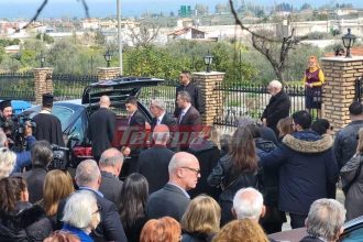 Κηδεία Καίτης Κωνσταντίνου στο Αίγιο: Υποβασταζόμενη έφτασε στην εκκλησία η μητέρα της - Το τελευταίο αντίο στη σπουδαία ηθοποιό (ΦΩΤΟ & ΒΙΝΤΕΟ)