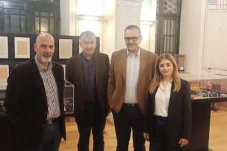Ο Χαράλαμπος Μπονάνος μαζί με τους γιατρούς του Αιγίου που γιορτάζουν