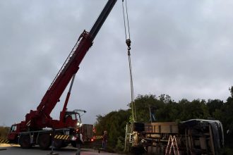 Ανετράπη φορτηγό κοντά στην Αμφιλοχία - Μεγάλη κινητοποίηση των Αρχών (ΦΩΤΟ)