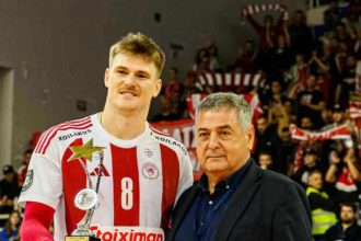 Ο Τάκης Αντωνόπουλος το βραβείο στον Πέριν, MVP του τελικού του Κυπέλλου Ανδρών