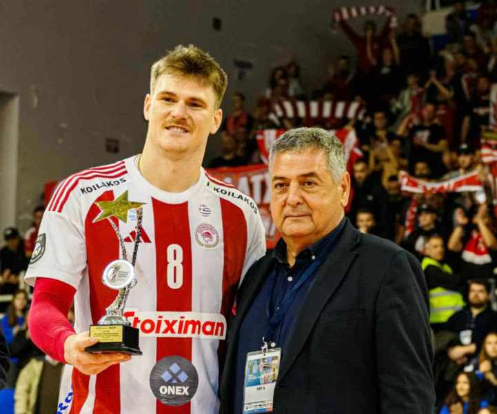 Ο Τάκης Αντωνόπουλος το βραβείο στον Πέριν, MVP του τελικού του Κυπέλλου Ανδρών