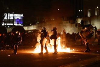 Επεισόδια με κουκουλοφόρους έξω από τη Βουλή μετά τη συγκέντρωση για τα Τέμπη - Μολότοφ και οδοφράγματα και στη Θεσσαλονίκη (ΒΙΝΤΕΟ)