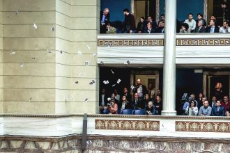 Μέλη της Νέας Αριστεράς πέταξαν τα τρικάκια στην έναρξη της ομιλίας του Κ. Μητσοτάκη - Η ανακοίνωση