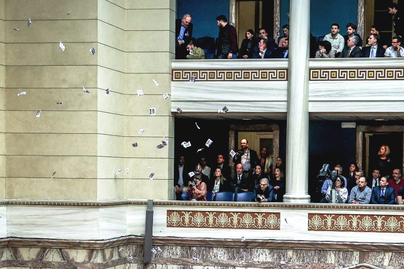 Μέλη της Νέας Αριστεράς πέταξαν τα τρικάκια στην έναρξη της ομιλίας του Κ. Μητσοτάκη - Η ανακοίνωση