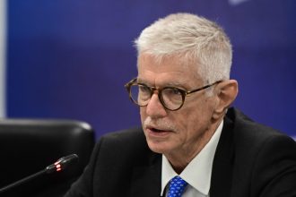 Η παραίτηση Δοξιάδη και τα δηκτικά σχόλια της αντιπολίτευσης – Τις επόμενες ημέρες ο αντικαταστάτης