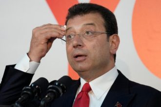 Ο Εκρέμ Ιμάμογλου κατηγορείται για τρομοκρατία, πραξικόπημα καταγγέλλει η αντιπολίτευση - Απαγορεύτηκαν οι διαδηλώσεις, έπεσε «μαύρο» στα social media