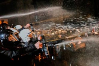 Στο δικαστήριο ο Εκρέμ Ιμάμογλου και επεισόδια με διαδηλωτές έξω από το μέγαρο - Νέες εμπρηστικές δηλώσεις Ερντογάν - BINTEO
