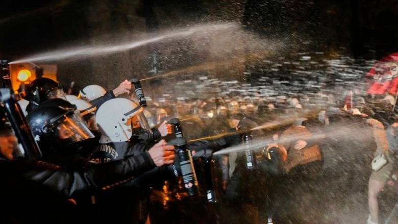 Στο δικαστήριο ο Εκρέμ Ιμάμογλου και επεισόδια με διαδηλωτές έξω από το μέγαρο - Νέες εμπρηστικές δηλώσεις Ερντογάν - BINTEO