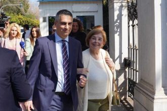 Χρίστος Δήμας: Στην ορκωμοσία με τη μητέρα του ο νέος υπουργός Μεταφορών και Υποδομών