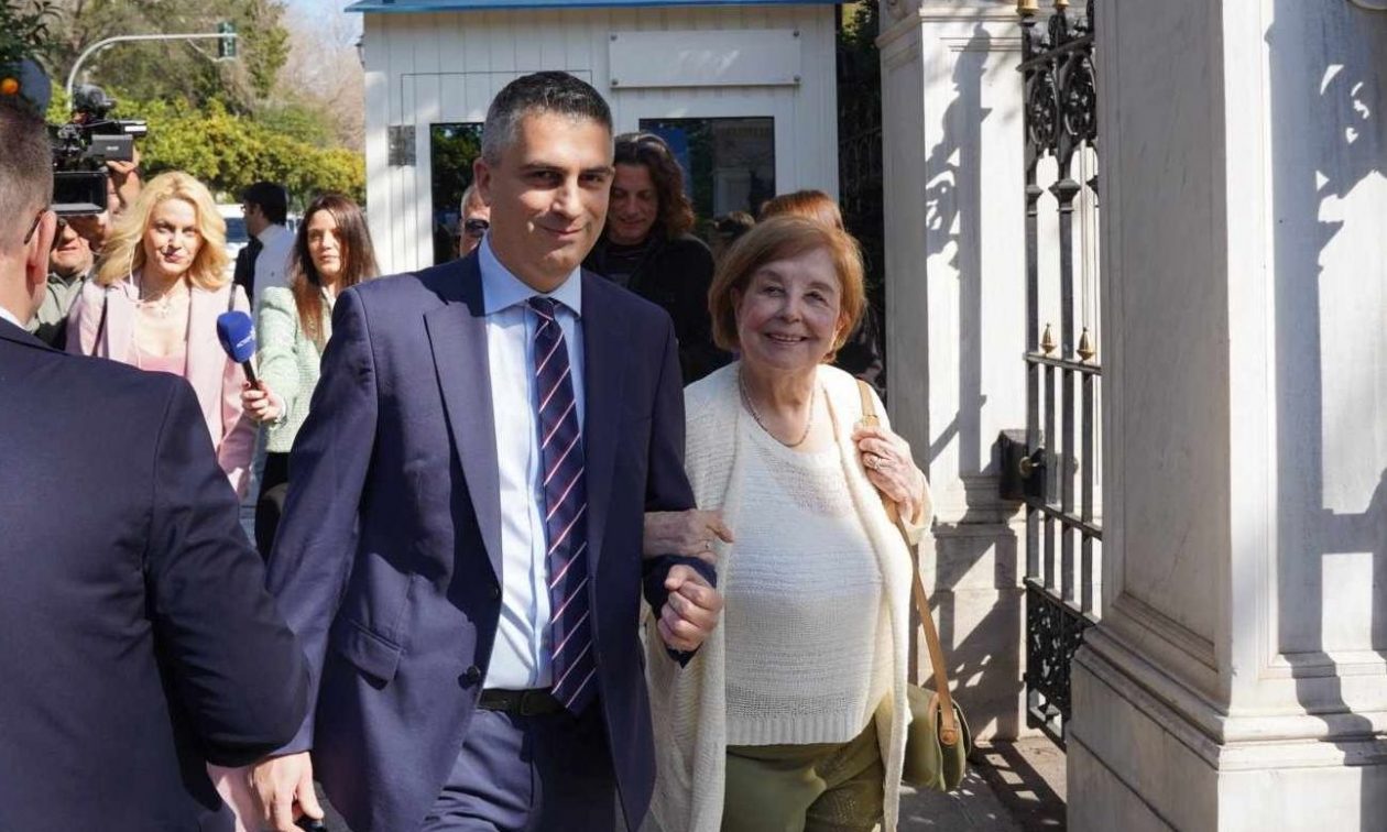Χρίστος Δήμας: Στην ορκωμοσία με τη μητέρα του ο νέος υπουργός Μεταφορών και Υποδομών