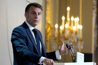Μακρόν: «Εάν κάποιος παίζει με τον Τρίτο Παγκόσμιο Πόλεμο, αυτός είναι ο Πούτιν»