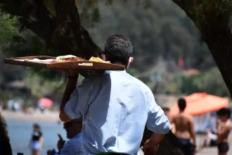 Πως διαμορφώνεται ο νέος κατώτατος μισθός, οι τριετίες, οι μισθοί στο δημόσιο και το επίδομα ανεργίας από την 1η Απριλίου 2025