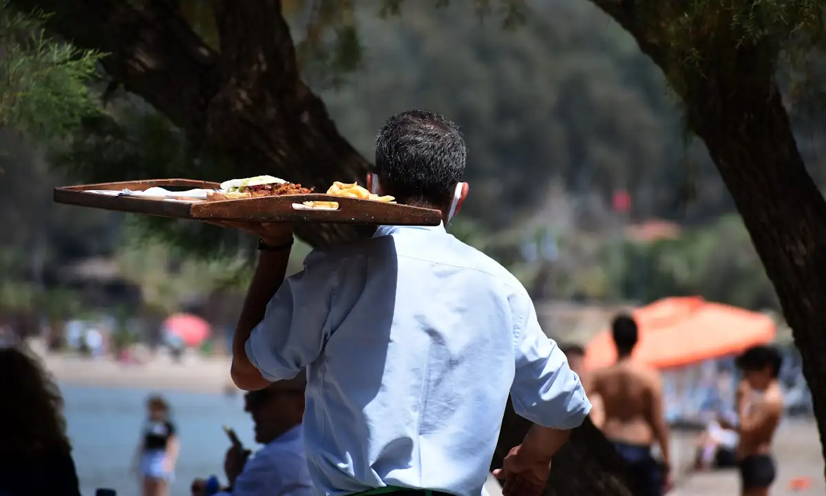 Πως διαμορφώνεται ο νέος κατώτατος μισθός, οι τριετίες, οι μισθοί στο δημόσιο και το επίδομα ανεργίας από την 1η Απριλίου 2025