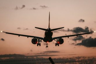 Χάος σε πτήση της United Airlines: Πιλότος έκανε αναστροφή και γύρισε πίσω το αεροπλάνο γιατί είχε ξεχάσει το διαβατήριό του
