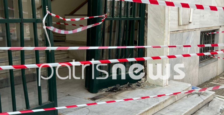 Αμαλιάδα: Αυτοκίνητο "καρφώθηκε" στην είσοδο των Δικαστηρίων - ΦΩΤΟ