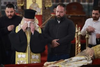 Μητροπολίτης πρώην Θεσσαλονίκης Άνθιμος: Πλήθος πιστών στο λαϊκό προσκύνημα στο σκήνωμά του