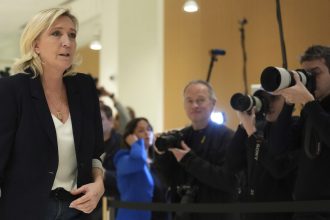 Η Μαρίν Λε Πεν αποκλείστηκε από τις εκλογές μετά την καταδίκη για υπεξαίρεση δημοσίου χρήματος