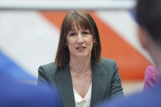 Υπουργός Οικονομικών της Βρετανίας: H Ρωσία πρέπει να «πληρώσει για τις ζημιές που προκάλεσε»
