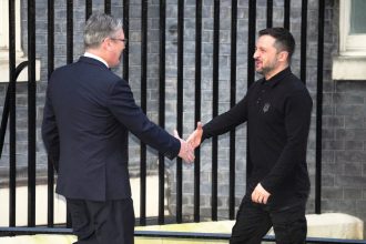 Ο Κιρ Στάρμερ χαιρετίζει τη δέσμευση του Ζελένσκι για την επίτευξη ειρήνης
