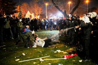 «Βράζει» για τρίτη νύχτα η Τουρκία! Άγρια επεισόδια και χρήση πλαστικών σφαιρών από την αστυνομία, ο Ιμάμογλου αρνείται όλες τις κατηγορίες (ΒΙΝΤΕΟ)