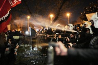 Κωνσταντινούπολη: Νύχτα έντασης με χιλιάδες συγκεντρωμένους να διαμαρτύρονται για τη σύλληψη Ιμάμογλου