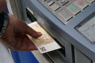 Πρωτοφανές περιστατικό στον Πύργο: ΑΤΜ πέταξε δεσμίδα με πενηντάευρα χωρίς συναλλαγή