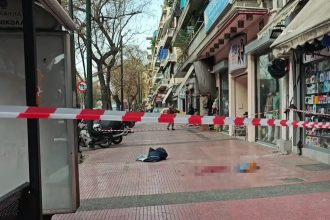 Άνδρας έπεσε στο κενό από τον τέταρτο όροφο πολυκατοικίας