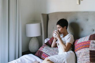 5 τρόποι για να ξυπνήσετε το πρωί χωρίς να πιείτε καφέ