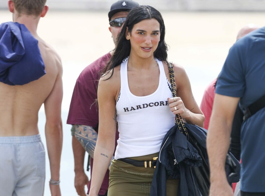 Αντιγράψτε τo beach outfit της Dua Lipa