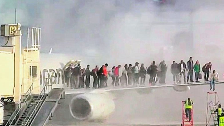 Αεροπλάνο της American Airlines τυλίχθηκε στις φλόγες στο αεροδρόμιο του Ντένβερ