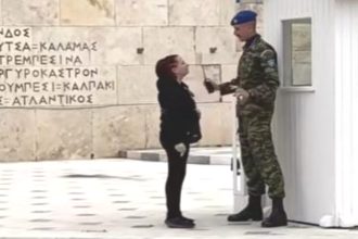 Υπάλληλος της Βουλής συνελήφθη μετά την παρέλαση - Προσπαθούσε να γράψει υβριστικά συνθήματα στο Μνημείο του Άγνωστου Στρατιώτη