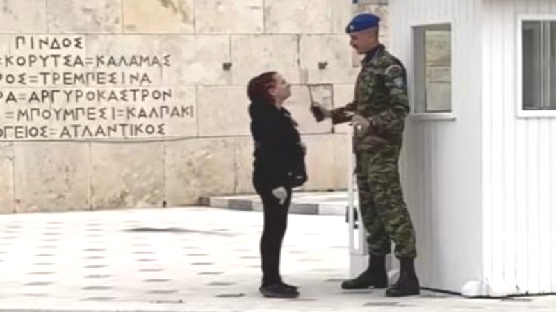 Υπάλληλος της Βουλής συνελήφθη μετά την παρέλαση - Προσπαθούσε να γράψει υβριστικά συνθήματα στο Μνημείο του Άγνωστου Στρατιώτη