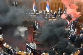 Σερβία: Πέταξαν καπνογόνα και φωτοβολίδες μέσα στη βουλή - Με εγκεφαλικό μια βουλευτής