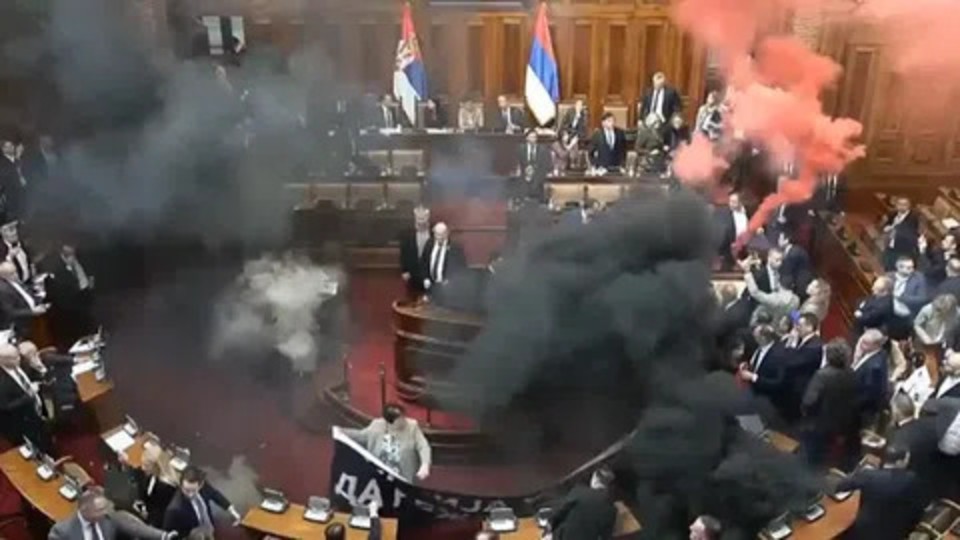 Σερβία: Πέταξαν καπνογόνα και φωτοβολίδες μέσα στη βουλή - Με εγκεφαλικό μια βουλευτής