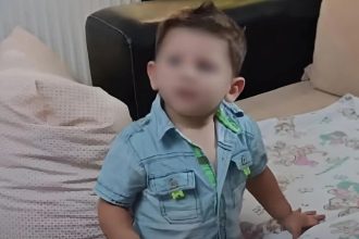 Σύνταγμα: Συγκέντρωση στη μνήμη του Άγγελου που κακοποιήθηκε από τη μητέρα και τον σύντροφό της