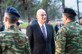 Αποστρατεύονται 581 υπαξιωματικοί που έμεναν στις Ενοπλες Δυνάμεις με ειδικά προνόμια