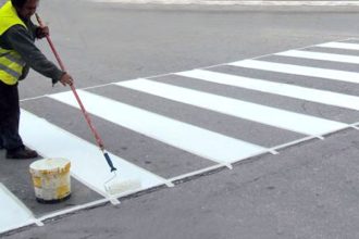 Πάτρα: Εργασίες διαγράμμισης -μέρα μεσημέρι- στην Όθωνος Αμαλίας, τίναξαν στον αέρα το κυκλοφοριακό!